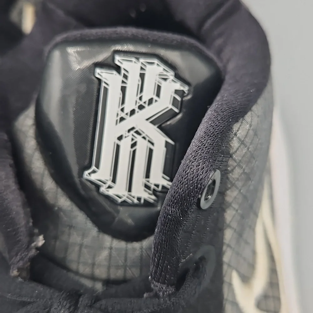 Nike Kyrie Irving Low Basketball Shoe Youth 6.5